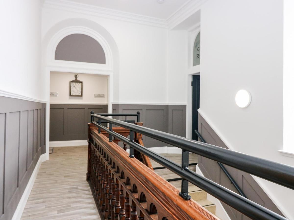 The Court Room At The Institute Executive Apartments كيث المظهر الخارجي الصورة